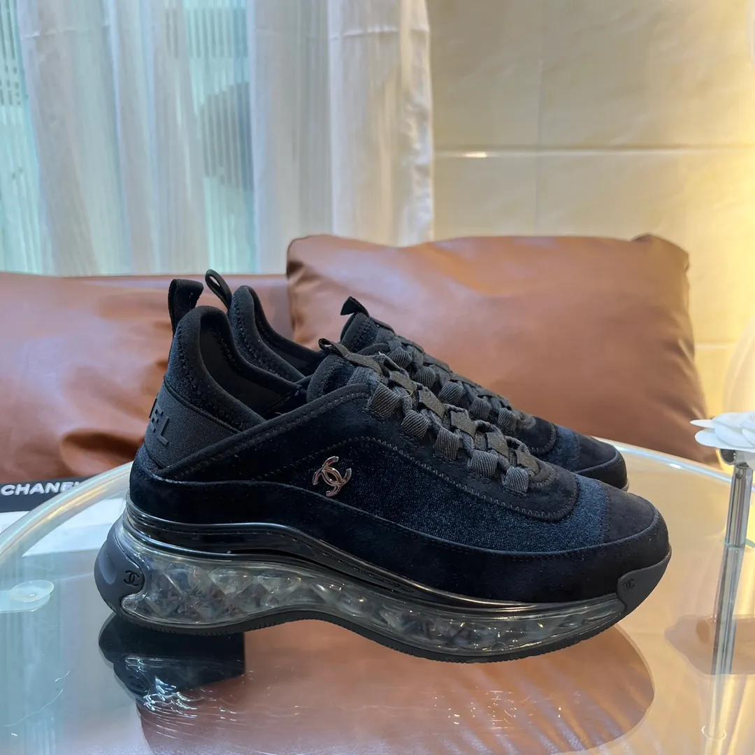 👟👟Ex-factory price 600👟👟 [Long-term supply of high-end versions] ⚠️Note: This model has many colors and the market has a complete range of colors. Welcome to consult ~ chanel Chanel Xiaoxiang casual sports shoes for couples and dad shoes for couples. The original version of the counter is 1:1, each color is accurately matched, and the internal standard is coded. ❣️Fabric material: original imported cow down + imported fabric, ❣️Inner material: imported breathable velvet, ❣️Outsole material: Original 1:1 mold opening, 3 layers of TPU ❣️Number of sizes: Women's 35-42 Men's 39-46 (Men's ➕10) Couple's version (with full set of high-end packaging)
